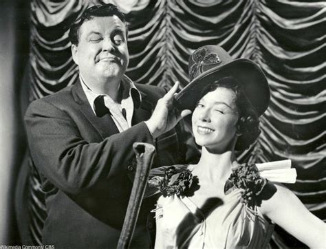  Jackie Gleason Show, Ein nostalgisches Meisterwerk mit schrägen Charakteren und unvergesslichem Slapstick-Humor!